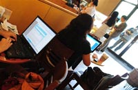 Des clients utilisant leur ordinateur portable dans un cybercafé à Pékin.