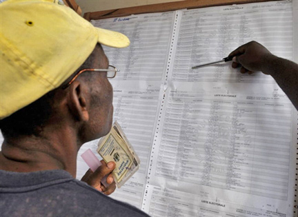 Un homme cherche son nom sur une liste électorale à Libreville, le 25 août 2009.(Photo : AFP)