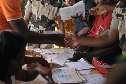 Enregistrement des cartes électorales à Libreville, le 25 août 2009.(Photo : AFP)
