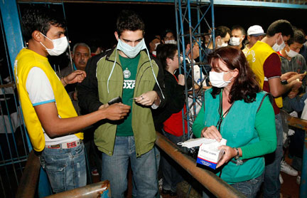 L'Amérique est le continent le plus affecté par le virus H1N1. A Cascavel, au Brésil, les fans de football (photo) ont l'obligation de porter des masques de protection dans l'enceinte des stades.(Photo : Reuters/Cesar Santos)
