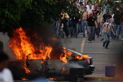 Les étudiants manifestent devant l'université nationale de Tegucigalpa pour réclamer le retour du président déchu Manuel Zelaya, le 5 juillet.(Photo : Reuters/Edgard Garrido)