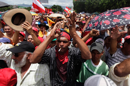 Les partisans du président hondurien déchu, Manuel Zelaya, manifestant dans les rues de Tegucigalpa, le 11 août 2009.(Photo : Reuters)