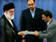 La confirmation de Mahmoud Ahmadinejad (d) en tant que président de l'Iran par le guide suprême, l'ayatollah Khamenei (g), à Téhéran, le 3 août 2009.(Photo : Reuters)