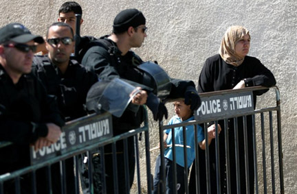 Une femme et son enfant appartenant à l'une des deux familles expulsées, dans le quartier de Sheikh Jarrah, à Jérusalem-Est, le 2 août 2009.(Photo : AFP)
