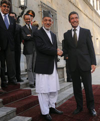 Le président afghan Hamid Karzaï (g) et le nouveau secrétaire général de l'OTAN Anders Fogh Rasmussen au palais présidentiel de Kabul, le 5 août 2009.(Photo : Reuters)