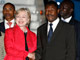 Hillary Clinton a été accueillie hier soir, à sa descente d'avion, par son homologue kényan, Moses Wetangula.(Photo : Reuters)