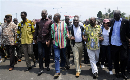 A Libreville, manifestation des leaders de l’opposition ; à la gauche de la photo, Jules Bourdes Olounguende, leur porte-parole, le 7 août 2009.(Photo : AFP)