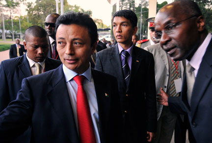 De gauche à droite : Marc Ravalomanana, Andry Rajoelina et le secrétaire exécutif de la Communauté sud-africaine de développement Tomaz Salomao arrivent à Maputo le 5 août 2009.(Photo : Reuters)