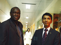 Le médiateur en chef des Nations unies Tiébilé Dramé (g) et Andry Rajoelina, président de la Haute Autorité de transition malgache, avant la signature de l'accord à Maputo, le 9 août.(Photo : Carlos Litulo/AFP)