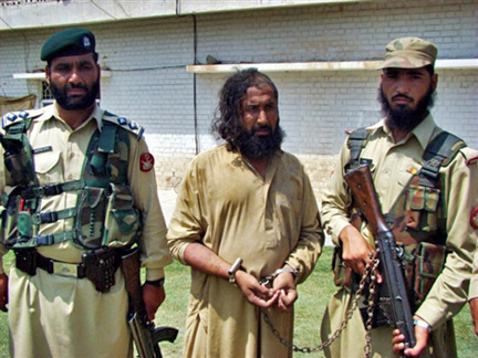 Maulvi Omar, principal porte-parole des talibans pakistanais, lors de son arrestation, le 18 août 2009.(Photo : AFP)