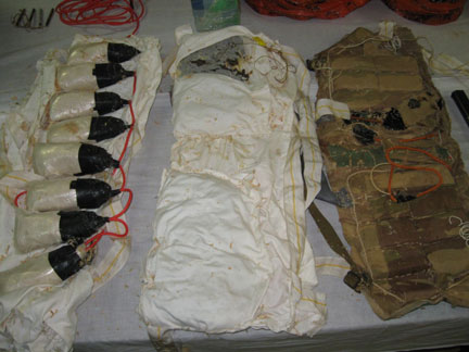 Des ceintures d'explosifs trouvées par les forces de sécurités mauritaniennes dans des caches d'armes et exhibées devant la presse en juin 2008.(Photo : M. Rivière/RFI)