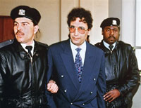 Abdel Basset Ali al-Megrahi escorté par des officiers de police libyens à Tripoli, le 18 février 1992.(Photo : AFP)
