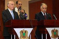 Le président suisse Hans-Rudolf Merz (g) en compagnie du Premier ministre libyen Baghdadi Mahmoudi lors de leur conférence de presse conjointe à Tripoli, le 20 août 2009.(Photo : AFP)