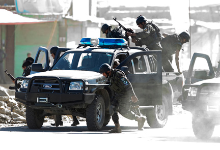 Des forces de sécurité afghanes arrivent à proximité de la banque assiégée, le 19 août 2009.(Photo : Reuters)