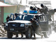 Des forces de sécurité afghanes arrivent à proximité de la banque assiégée, le 19 août 2009.(Photo : Reuters)