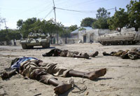 Deux tanks de l'Amisom dans une rue de Mogadiscio, après de violents combats qui ont causé de nombreux morts le 21 août 2009.(Photo : Reuters)