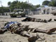 Deux tanks de l'Amisom dans une rue de Mogadiscio, après de violents combats qui ont causé de nombreux morts le 21 août 2009.(Photo : Reuters)