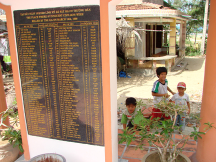 <i>«&nbsp;À la mémoire des 97&nbsp;civils innocents tués par les GIs le 16&nbsp;mars1968.&nbsp;» </i>Dans le hameau de Co Luy, près de My Lai.(CC) Adam Jones