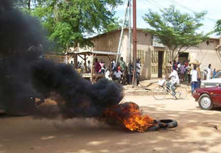 Des manifestations ont éclaté à Niamey pour protester contre la nouvelle Constitution, le 22 août 2009.(Photo : Boureima Hama / AFP)