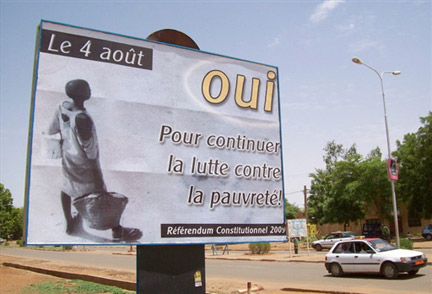 Un panneau électoral, dans les rues de Niamey, appelant à voter oui au référendum convoqué par le président Mamadou Tandja qui veut se maintenir au pouvoir par l'adoption d'une nouvelle Constitution critiquée de toutes parts.
(Photo : AFP)