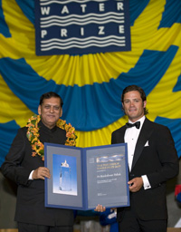 Bindeshwar Pathak (g) recevant le Prix de l'eau de Stockholm des mains du prince de Suède Carl Philip, le 20 août 2009.(Photo : Reuters)