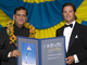 Bindeshwar Pathak (g) recevant le Prix de l'eau de Stockholm des mains du prince de Suède Carl Philip, le 20 août 2009.(Photo : Reuters)