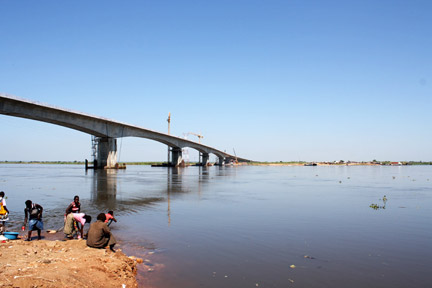 Le pont Guebuza, reliant les deux berges du Zambèze.(Photo : kamera.mocubassa.net)