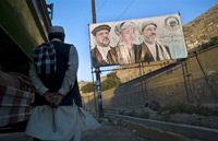 Une affiche électorale en faveur d'Hamid Karzaï (c), dans une rue de Kaboul, le 19 août 2009.(Photo : AFP)
