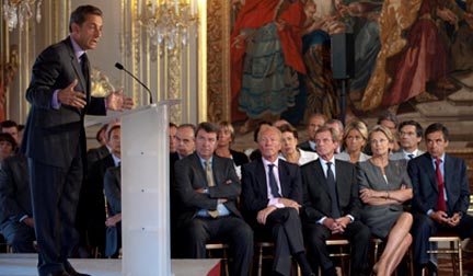Nicolas Sarkozy, et l'ensemble de ses ministres, lors de la Conférence des ambassadeurs à l'Elysée, le 26 août.© PHILIPPE WOJAZER / Reuters