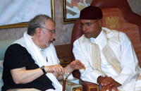 Seïf al-Islam, l’un des fils du colonel Kadhafi&nbsp;(d), en conversation avec Abdelbaset Ali al-Megrahi, avant son arrivée à Tripoli, le 21&nbsp;août 2009.(Photo : AFP)