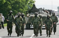 Des soldats des forces spéciales russes en patrouille après la tentative d’assassinat du chef de la région d’Ingouchie, Yanus-Bek Yevkurov, le 22 juin dernier. (photo : AFP)