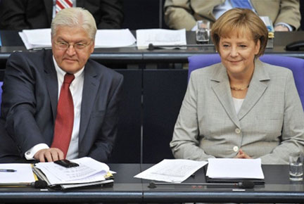 Frank-Walter Steinmeier et Angela Merkel à Berlin en juillet 2009. Ils étaient alors alliés politiquement au sein de la grande Coalition. Le SPD a payé cher électoralement son alliance gouvernementale avec les conservateurs de la CDU. (Photo :  AFP/Macdougall)
