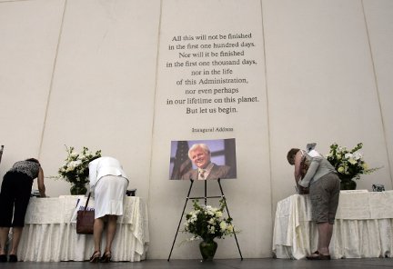 Des visiteurs laissent un message en mémoire de Ted Kennedy, au musée et à la librairie John F. Kennedy de Boston, le 26 août.(Photo : Adam Hunger/Reuters)