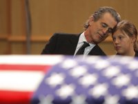 Natasha Lee et son beau-père Robert Shriver III, neveu de Ted Kennedy, se recueillent devant le cercueil du patriarche du clan Kennedy, à Boston, le 27 août.
(Photo : Brian Snyder/Reuters)