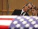 Natasha Lee et son beau-père Robert Shriver III, neveu de Ted Kennedy, se recueillent devant le cercueil du patriarche du clan Kennedy, à Boston, le 27 août.(Photo : Brian Snyder/Reuters)