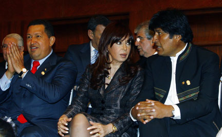Le président vénézuelien Hugo Chavez (g), la présidente argentine Cristina de Kirchner et le président bolivien Evo Morales, lors du sommet de l'Unasur à Quito, le 10 août 2009.(Photo : Reuters)