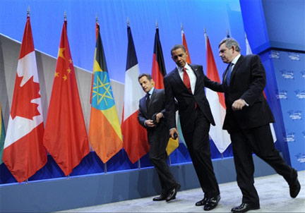 Le président français, Nicolas Sarkozy (g), le président américain, Barack Obama (c) et le Premier ministre britannique, Gordon Brown (d) au sommet du G20 à Pittsburgh le 25 septembre 2009.(Photo : Jacques Witt/AFP)