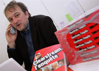 Le journaliste Denis Robert avec son livre <em>Clearstream, l'enquête</em>.(Photo : Pierre Andrieu/AFP)