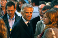 Dominique de Villepin, l'ancien Premier ministre (c), arrive au tribunal correctionnel de Paris où débute le procès de l'affaire Clearstream, le 21 septembre 2009.(Photo : Charles Platiau/Reuters)