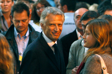 Dominique de Villepin, l'ancien Premier ministre (c), arrive au tribunal correctionnel de Paris où débute le procès de l'affaire Clearstream, ce 21 septembre 2009.(Photo : Charles Platiau/Reuters)