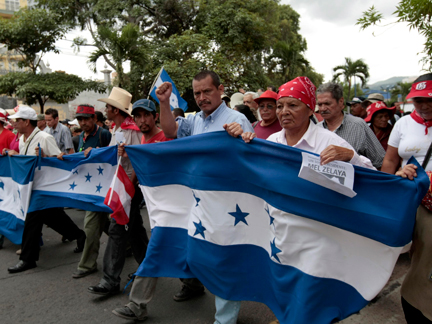 Marche de protestation des supporters du Président déchu Manuel Zelaya, transportant un drapeau du Honduras.( Photo: Henry Romero/ Reuters )