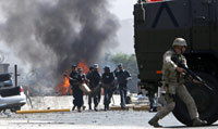 La police afghane et les soldats de l'OTAN sécurisent les lieux de l'attentat, ce 8 septembre 2009.(Photo : Ahmad Masood/Reuters)