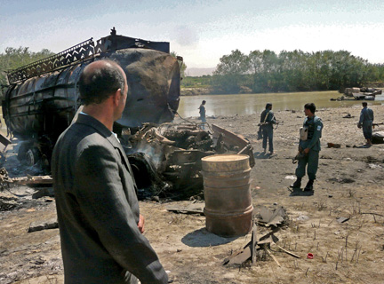 La police afghane inspecte l'endroit où a eu lieu le raid aérien de l'OTAN, dans la région du Kunduz, le 4 septembre 2009. (Photo : Reuters)