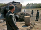 La police afghane inspecte l'endroit où a eu lieu le raid aérien de l'OTAN, dans la province du Kunduz, le 4 septembre 2009. (Photo : Reuters)