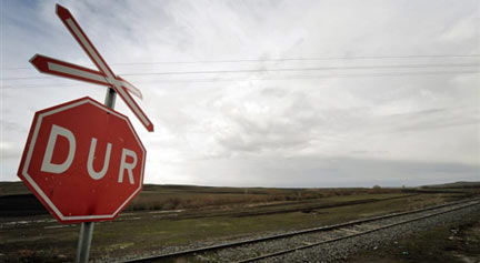Un panneau Stop côté turc, sur une voie ferrée le long de la frontière Turco-arménienne.(Photo : Mustafa Ozer / AFP) 