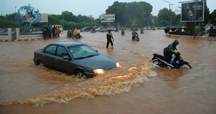 Les rues de Ouagadougou inondées par les pluies diluviennes, le 1er septembre.(Photo : Ahmed Ouoba / AFP)