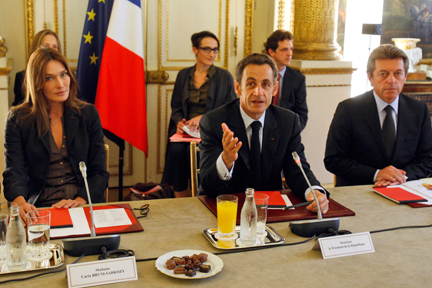 Le président de la République Nicolas Sarkozy (C), la première dame Carla Bruni-Sarkozy (G) et le ministre de Coopération, Alain Joyandet (D), lors de la rencontre avec les représentants des organisations non gouvernementales à l' Elysee. Paris, 16 septembre 2009. ( Photo: François Mori/Reuters)