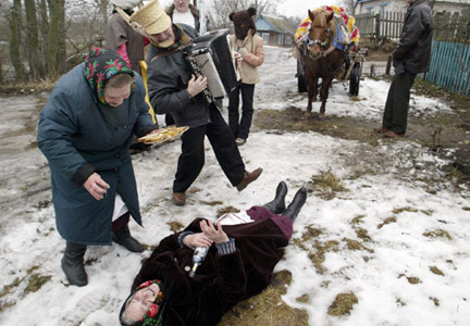 Lors d'une fête de village, une femme âgée fait semblant d'être saoule.Viktor Drachev/AFP