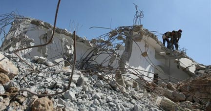 Au nord de la bande de Gaza, dans le camp de réfugiés de Jabalia, les vestiges d'un immeuble détruit lors de l'offensive israélienne "Plomb durci".(Photo : Mahmud Hams / AFP)