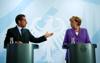Le président français Nicolas Sarkozy (g) et la chancelière allemande Angela Merkel (d) militent pour une limitation des bonus des banquiers au niveau international, alors que nombre d'établissements recommencent à attribuer de généreuses primes malgré la crise.(Photo : Thomas Peter/Reuters)